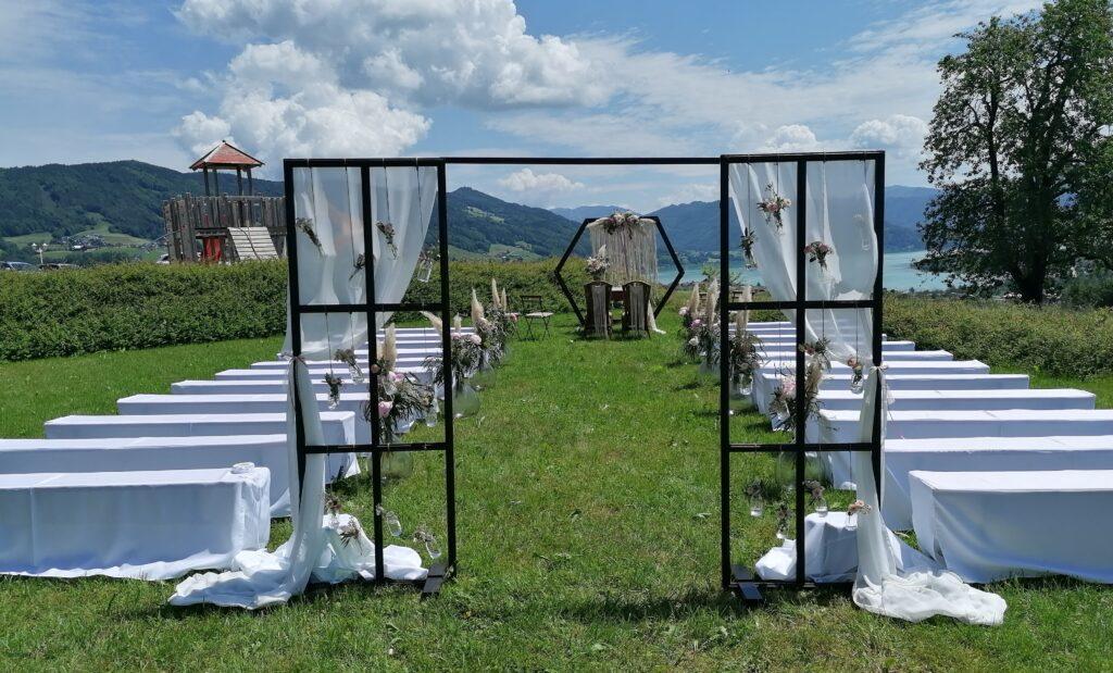 wunderschöne Trauung Hochzeit in Mondsee mit Bierbänke und Hussen mieten / leihen