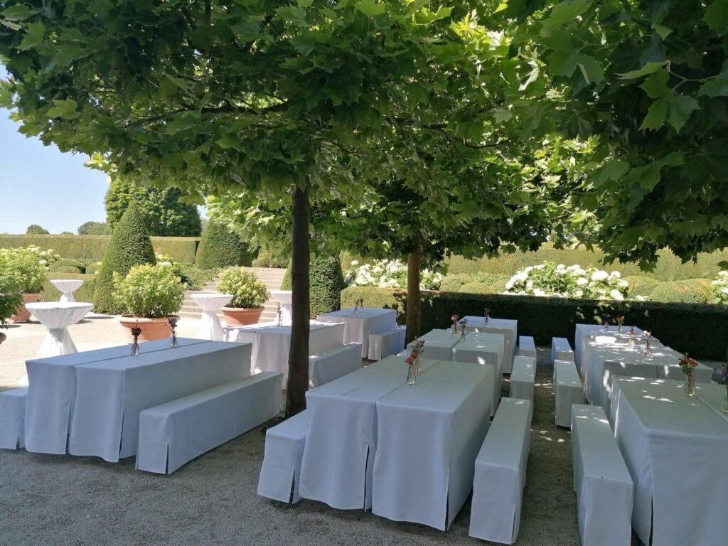 Elegantes Bierbankhussen-Set in Weiß zum Mieten für Gartenhochzeiten und Empfänge – Hochwertiger Hussen-Verleih in ganz Österreich