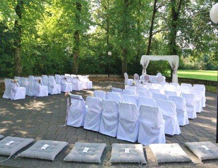 Weiße Klappstuhl-Hussen mieten für eine freie Trauung im Garten – Festliche Bestuhlung im Hussen-Verleih für Outdoor-Events