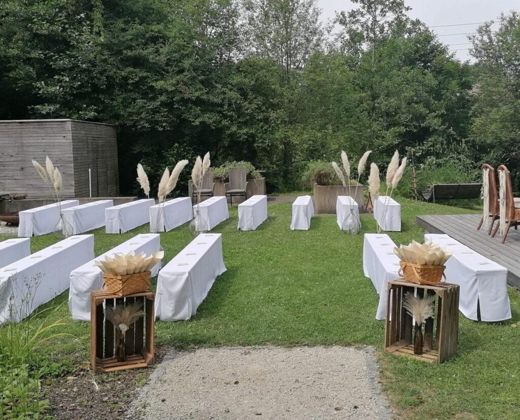 Boho Hochzeit im Park Badhaus Mattighofen mit weißen Bierbankhussen und Pampasgras – Verleih für Salzburg und Oberösterreich