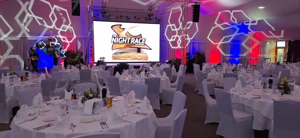 Elegante Stretchhussen in Weiß für ein Gala-Dinner beim Nightrace Schladming – Event-Ausstattung und Hussen-Verleih in Österreich