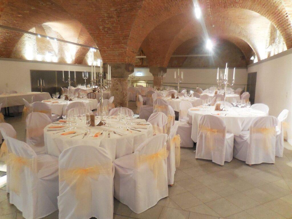 Großer Veranstaltungsraum mit eleganten Tischen und Stühlen mit Stuhl Hussen für ein festliches Event