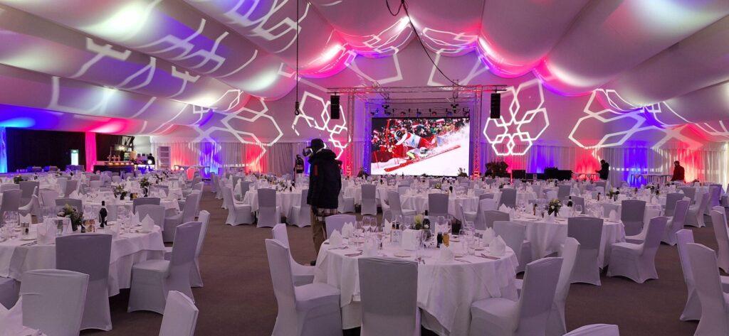 Elegante Tische für Nightrace Schladming mit Hussen für Galadinner